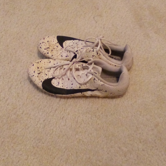 white nike distance spikes